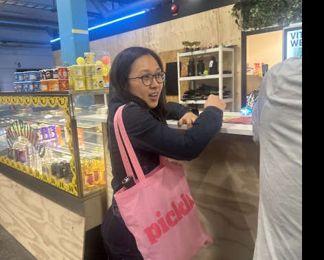 En besökare i receptionen på Pickla i Solna